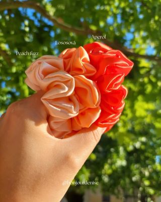 Hedvábné léto v barvách, které se dotkly slunce ☀️ Peach Fuzz, šťavnatý Aperol a jediná limitka lososová 🧡. Lososová barva...