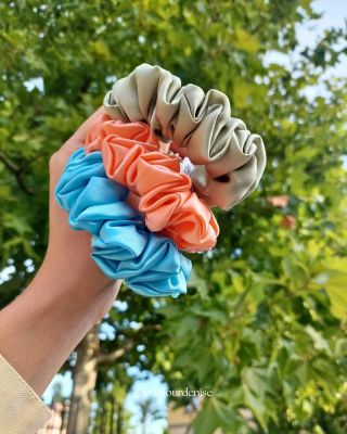 ✨ Víš, co mají společné tyhle tři gumičky? 🧡 lososová, 🌿 světlá khaki 🌊 akvamarínová Na eshopu je nenajdeš. Každá z nich...